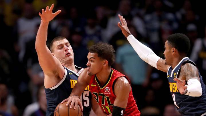 Trae Young ante Nikola Jokic durante el partido que ha enfrentado a los Denver Nuggets y a los Atlanta Hawks
