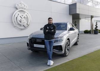 Los jugadores del Real Madrid de Baloncesto reciben los nuevos coches