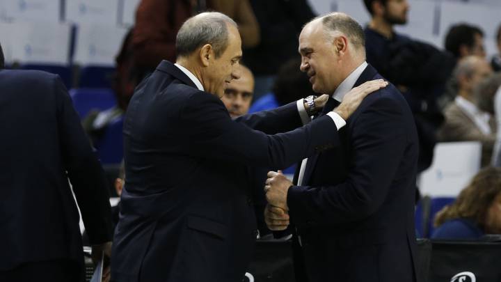 Pablo Laso y Ettore Messina se saludan al inicio del partido de la Euroliga que ha enfrentado al Real Madrid y al Armani Milán
