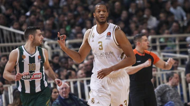 Anthony Randolph celebra uno de sus cinco triples en el OAKA ante el Panathinaikos.