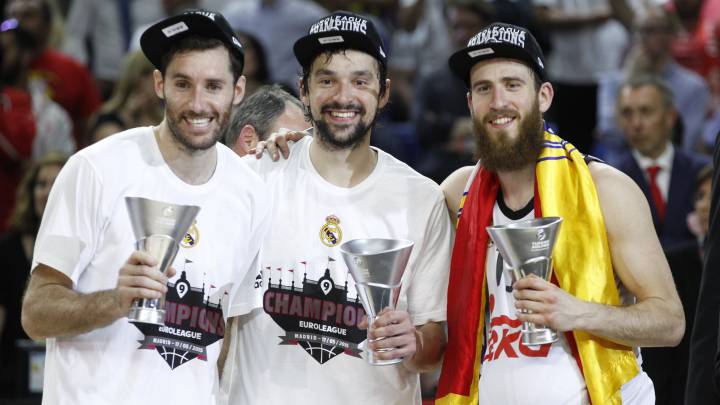 Rudy Fernández, Sergio Llull y Sergio Rodríguez celebran la Euroliga ganada por el Madrid en 2015.