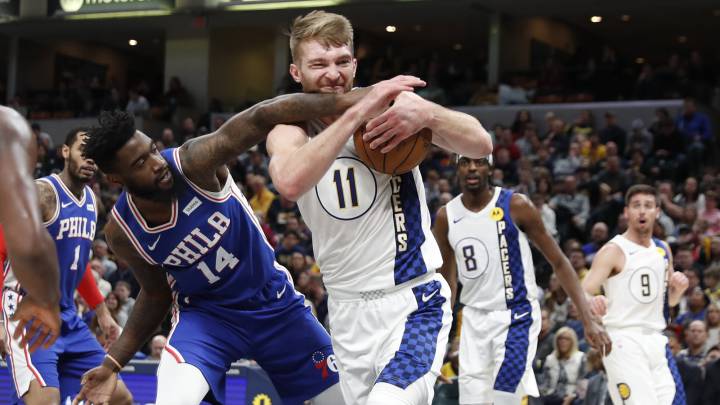 Domantas Sabonis lucha por el balón con Norvel Pelle.