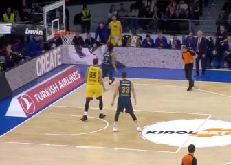 La acción que resume el infierno inicial del Barça en Vitoria: la 'empanada' de Mirotic es de traca