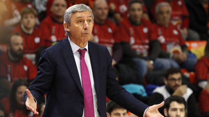 El entrenador del Barcelona Svetislav Pesic durante el partido ante el Montakit Fuenlabrada de la decimoctava jornada de Liga Endesa, que se disputa este domingo en el Pabellón Fernando Martín