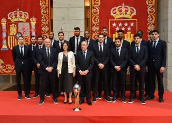 El Real Madrid ofreció la Copa en el Ayuntamiento y la CAM