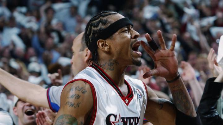 Allen Iverson saluda al público durante un partido de la NBA junto con los Philadelphia Sixers
