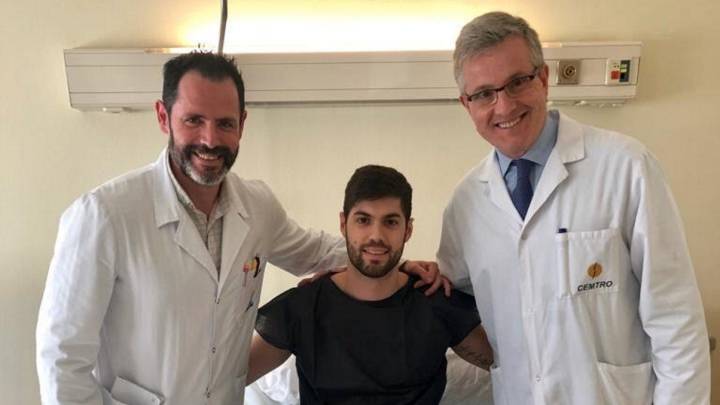 Santiago Yusta junto a los doctores Leyes y Flores en Clínica CEMTRO.