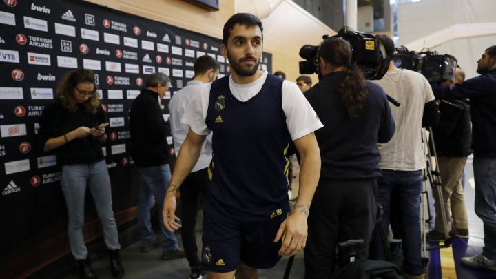 Facundo Campazzo, después de atender a los medios en la previa del partido ante el Armani Milán en Italia.