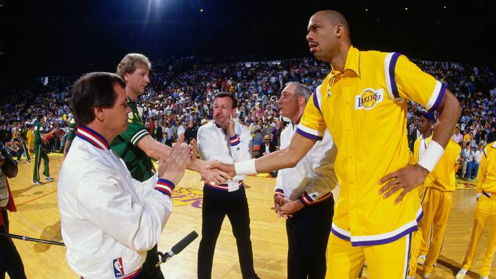 Kareem Abdul-Jabbar saluda a Larry Bird durante un partido de la NBA entre Los Ángeles Lakers y los Boston Celtics en el Forum
