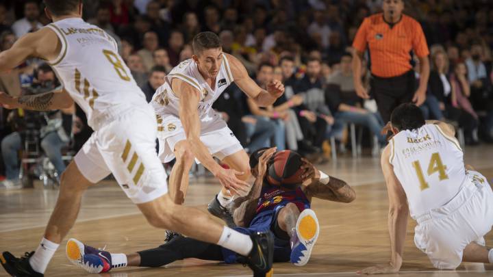 Laprovittola, Carroll y Deck rodean a Delaney en un Clásico de esta temporadas de la Liga Endesa.