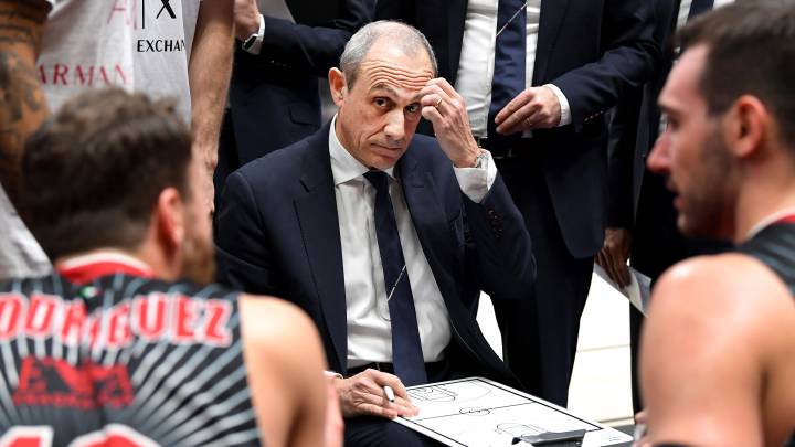 Ettore Messina, en un tiempo muerto, con Sergio Rodríguez y Riccardo Moraschini, de espaldas y en primer plano.