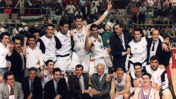 Obradovic y Ramón Mendoza posan con el trofeo rodeados por Lasa, Ferrer, Martín, Sabonis, Arlauckas, Santos, Antúnez, García Coll, Biriukov y Cargol.