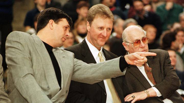 Kevin McHale, Larry Bird y Red Auerbach durante la ceremonia de retirada de camiseta de Robert Parish, pívot de los Boston Celtics de la NBA