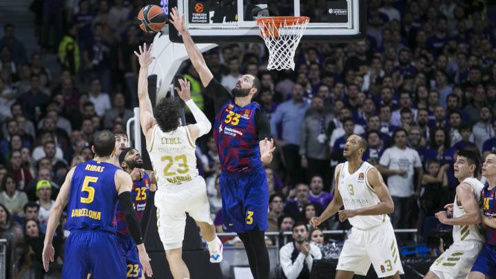 Sergio Llull lanza por elevación ante Nikola Mirotic en el Madrid-Barça de la Euroliga que se jugó el 14 de noviembre en el WiZink Center y que ganaron los blancos por 86-76 ante 12.729 espectadores.