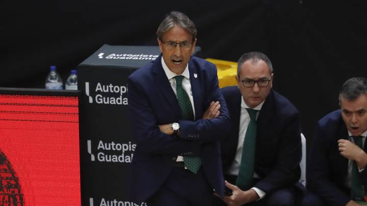 Luis Casimiro, entrenador del Unicaja, durante el partido ante el Barça.