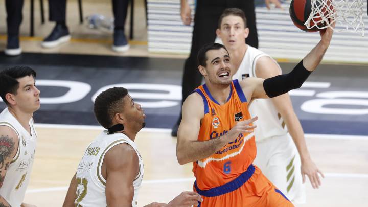 Alberto Abalde anota ante la mirada de Tavares.