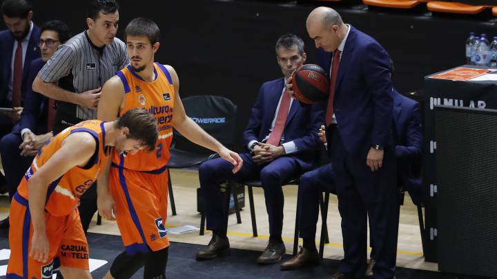 Jaume Ponsarnau da instrucciones a sus jugadores tras el partido de la Fase Final de la ACB que ha enfrentado al Valencia Basket y al San Pablo Burgos