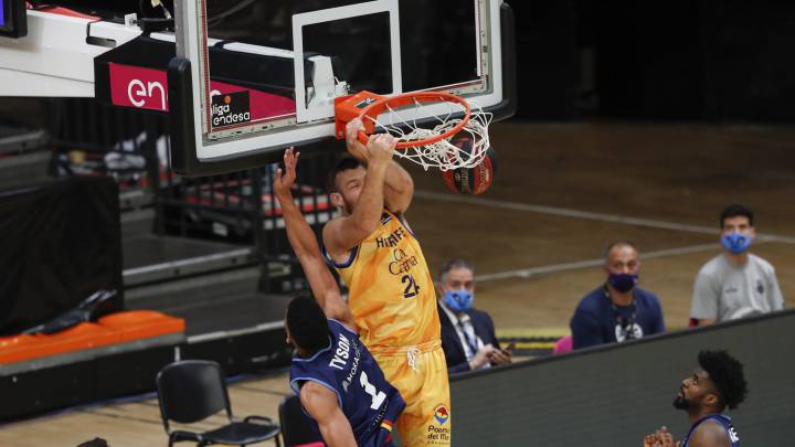 Matt Costello, pívot del Herbalife Gran Canaria, realiza un mate ante el MoraBanc Andorra.