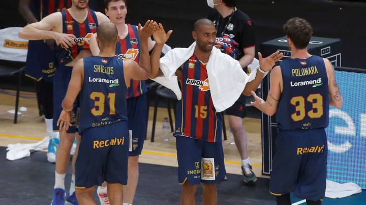 Jayson Granger saluda a sus compañeros durante un partido de la fase Final de la ACB 2020 del Kirolbet Baskonia