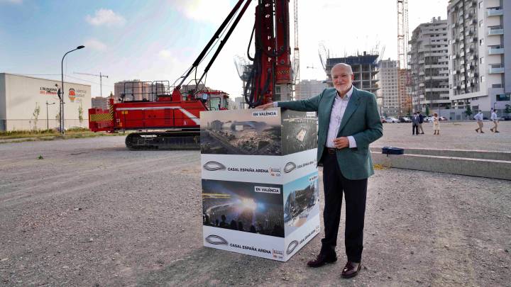 Juan Roig, en el terreno donde se ubicará el 'Casal España Arena'.