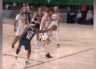 Una de las salvadas más locas de la NBA: ¡entre las piernas del rival!