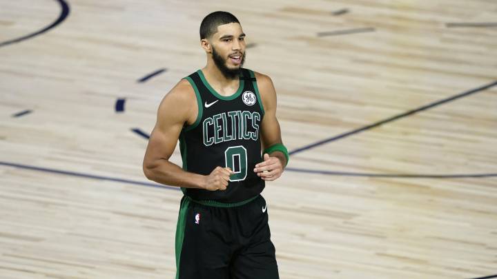 Tatum saca a relucir su poderío anotador y sella el primer triunfo
