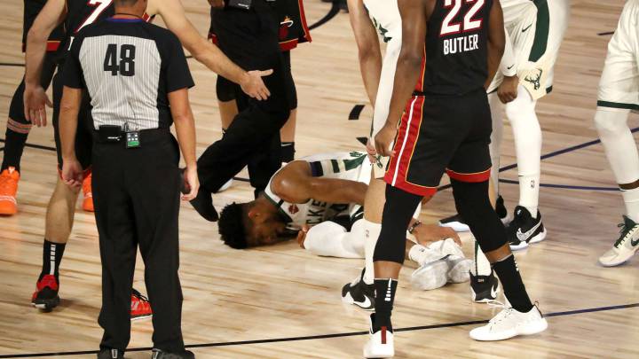 Giannis abandona el partido con una preocupante lesión de tobillo