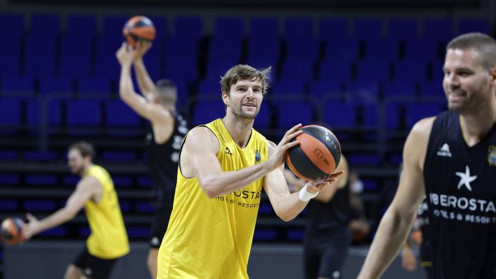 Aaron Dornekamp lanza durante un entrenamiento del Iberostar Tenerife en el Santiago Martín.