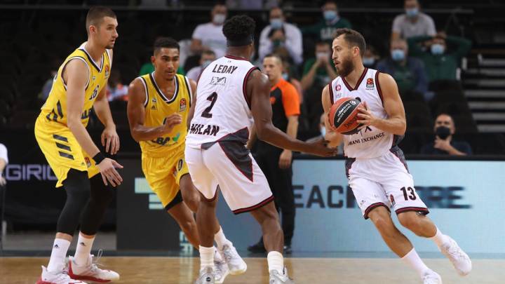 Sergio Rodríguez y Zach LeDay, del Armani Milán, frente al Alba Berlín en un amistoso de la Euroliga en Kaunas.