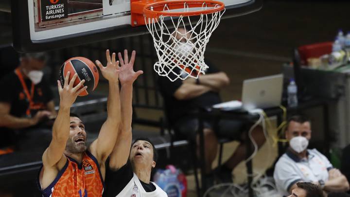 Fernando San Emeterio trata de anotar ante Vladimir Lucic.
