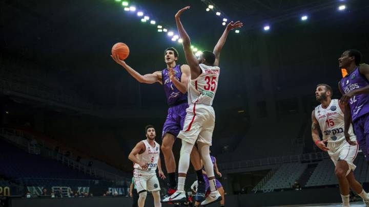 Dejan Kravic, pívot del San Pablo Burgos, anota ante el Hapoel Jerusalén en la Final a Ocho de la Champions FIBA.