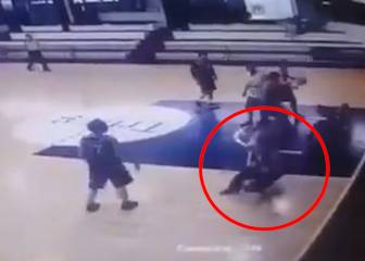 Agrade violentamente al árbitro por pitarle una falta