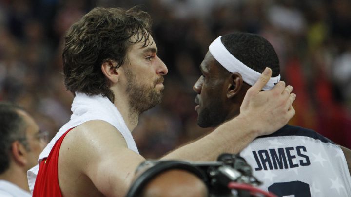 Pau Gasol y LeBron James tras la final de los Juegos Olímpicos de Londres 2012 entre España y Estados Unidos.