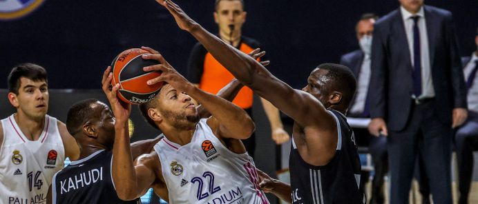 Edy Tavares frente a Moustapha Fall.