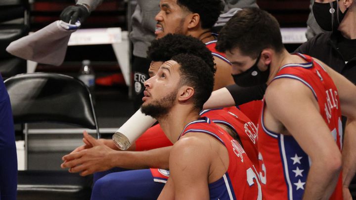 Ben Simmons, en el banquillo durante el Nets-Sixers.