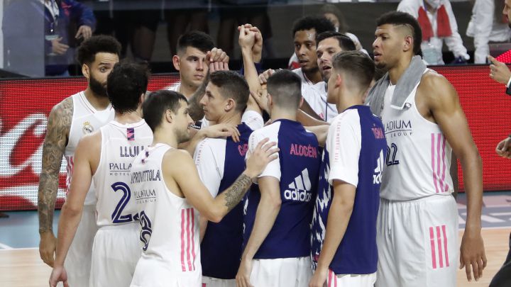 Los jugadores del Real Madrid tras el partido contra el Unicaja Málaga de la Liga Endesa.