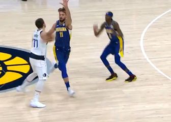 Presión de dos rivales hasta el mediocampo y Doncic inventa