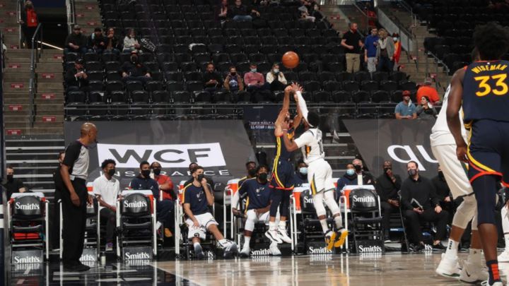 Stephen Curry se dispone a anotar el triple con el que ha superado a Reggie Miller en la tabla de máximos triplistas de la historia. Lo hizo durante el partido que ha enfrentado a Utah Jazz y Golden State Warriors.