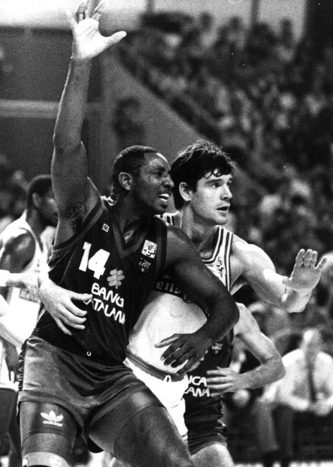Audie Norris pide el balón ante la defensa de Fernando Martín.