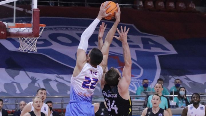 Illic, del KK Igokea, pelea un rebote con Cavanaugh, del Lenovo Tenerife, mientras Salin y Huertas están atentos a la acción.