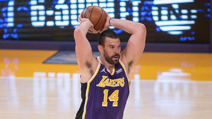 Marc Gasol busca un pase durante el partido contra Portland Trail Blazers.