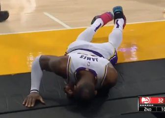 Se arrastró por el piso: la lesión de Lebron ante los Hawks