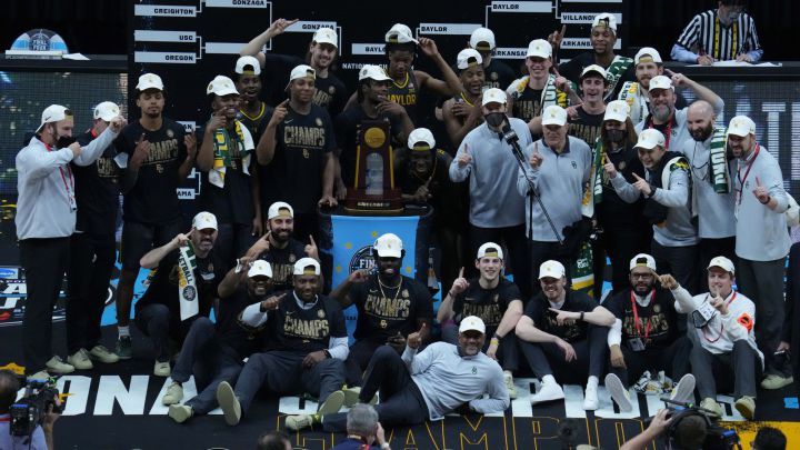 Los Bears dan la sorpresa. Dominan al favorito de principio a fin, le dejan en 70 pírricos puntos y conquistan la NCAA por primera vez en su historia.