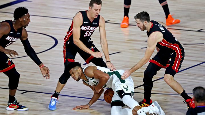 Tres jugadores de los Heat rodean a Giannis Antetokounmpo durante el tercer partido de las semifinales de la Conferencia Este de los playoffs de 2020, que enfrentó a Miami contra los Bucks.