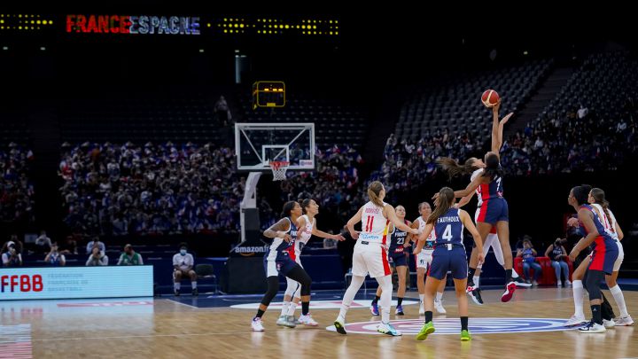 El salto inicial del amistoso de preparación para los Juegos Olímpicos entre Francia y España en París.