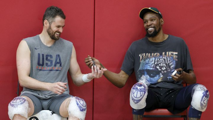 Kevin Durant junto a Kevin Love durante el entrenamiento de la selección de EE UU previo a los Juegos de Tokio.