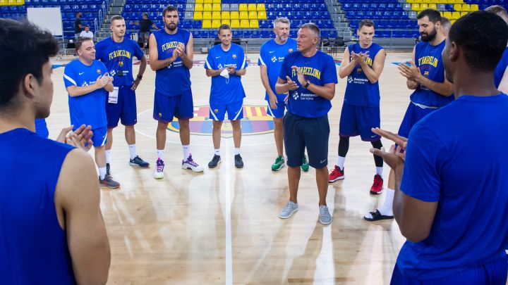Sarunas Jasikevicius da la bienvenida a sus jugadores.