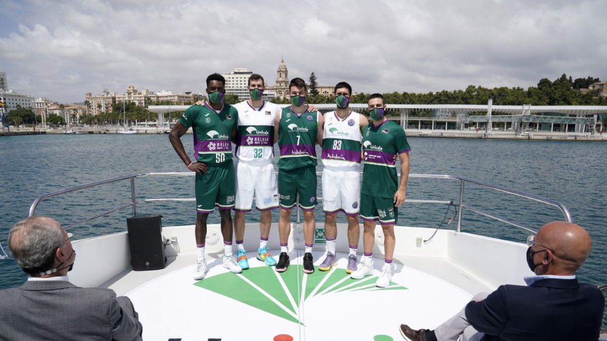 El Unicaja presenta sus impactantes equipaciones en un catamarán AS