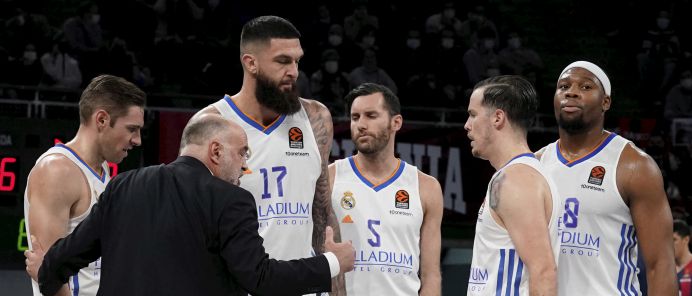 25/11/21 PARTIDO BALONCESTO EUROLEAGUE EUROLIGA REGULAR SEASON ROUND 12 BASKONIA - REAL MADRID PABLO LASO INSTRUYE A SUS JUGADORES.