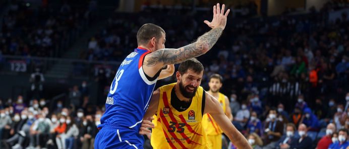 Nikola Mirotic, durante el partido de la 13ª jornada de la Euroliga que ha enfrentado al Anadolu Efes y al Barcelona.
